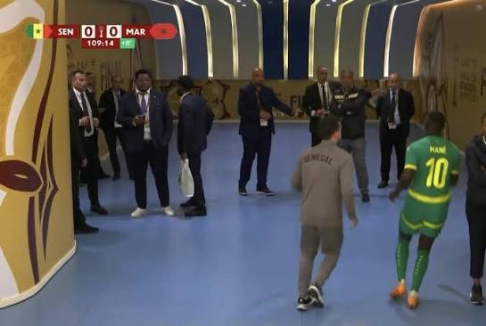 SeulementCtyen's tweet photo. Par arrogance et mépris des lois Claude Le Roy a scellé le sort du Sénégal
En ordonnant à Mané le dernier joueur sur le terrain de sortir sans l'aval de l'arbitre il a commis un suicide sportif rendant tout recours devant le TAS nul et sans effet
Merci Claude 😉
@FIFAcom
@TAS_CAS https://t.co/bgPxsrG8h5