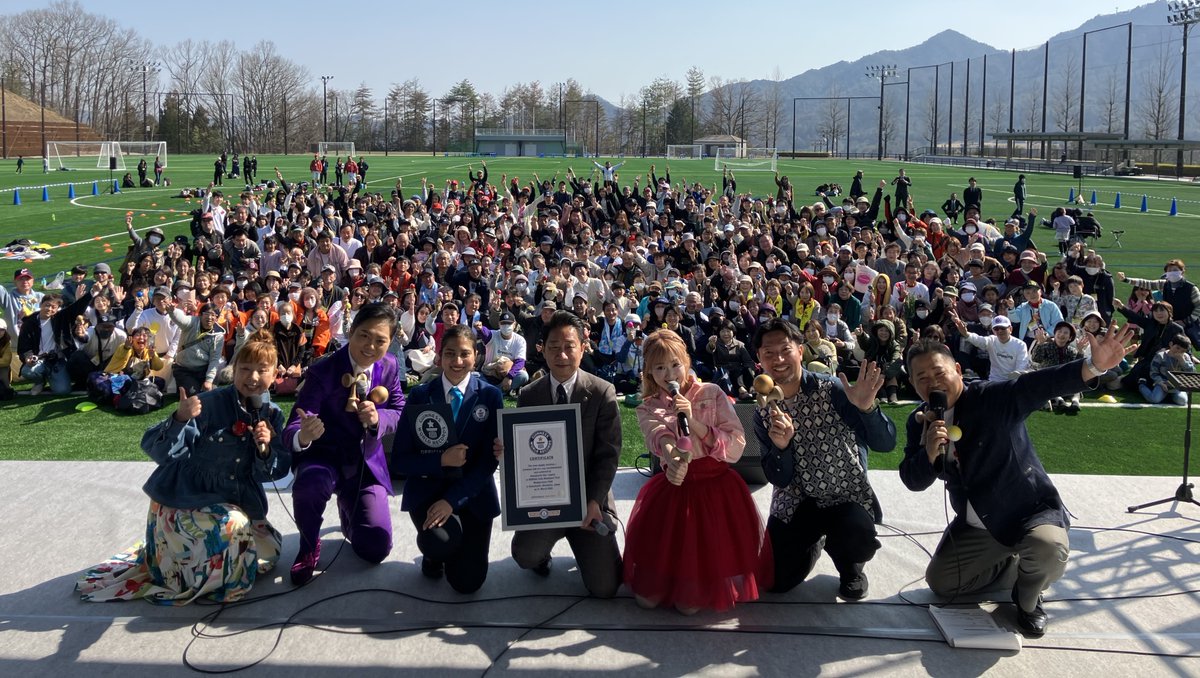 rccradio's tweet image. ＼㊗️ #ギネス 記録達成🎉／
「同時にけん玉を皿でキャッチした最多人数」のギネス世界記録®に1,007人に参加いただき「764人」成功で記録達成🔥
盛り上げてくださった #三山ひろし さん #Dressing ちゃん #KENーG さん､ありがとうございました！
 #松本裕見子 #大松しんじ #廿日市市

#RCCラジオ