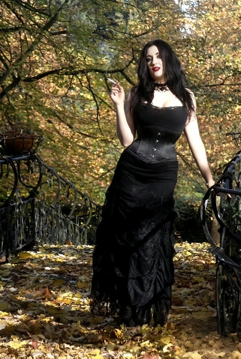 Selene Smokes tweet media