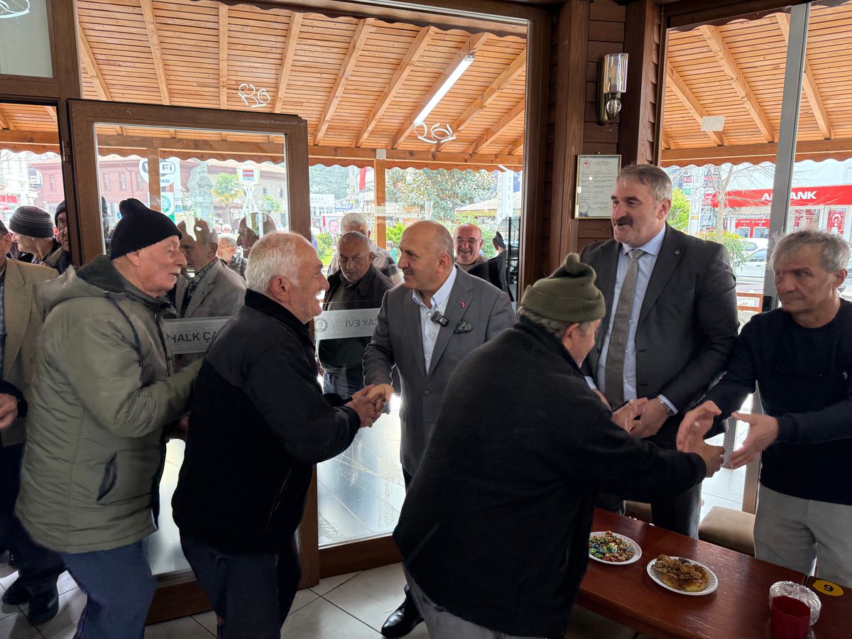 Cayelibeltr's tweet photo. 🍬 Geleneksel Çayeli Bayramlaşma Töreni Yoğun Katılımla Gerçekleşti

➡️ Belediyemiz tarafından her yıl geleneksel olarak düzenlenen bayramlaşma töreni, bu yıl da Ramazan Bayramı münasebetiyle büyük bir coşkuyla gerçekleştirildi. 

Belediye Başkanımız Sayın İsmail Hakkı ÇİFTÇİ’nin ev sahipliğinde, Halk Çay Evimizde düzenlenen bayramlaşma programına vatandaşlarımız yoğun ilgi gösterdi.

Bayramın birlik ve beraberlik ruhunu pekiştiren programda, Başkanımız Sayın İsmail Hakkı ÇİFTÇİ, katılımcılarla tek tek bayramlaşarak onların bayramını kutladı.

Bayramlaşma törenine Madenli Belediye Başkanımız Sayın Mustafa ÇALIŞKAN, Milliyetçi Hareket Partisi Çayeli İlçe Başkanımız Sayın Ahmet ALİAĞAOĞLU, Ülkü Ocakları Çayeli İlçe Başkanımız Sayın Selçuk BİLİR, belediye meclis üyelerimiz, mahalle muhtarlarımız, Genç Kızılay Ekibimiz, sivil toplum kuruluşlarının temsilcileri ve çok sayıda vatandaş da katıldı.

Etkinlik, karşılıklı iyi dileklerin paylaşılması ve çay eşliğinde yapılan sohbetlerin ardından sona erdi.