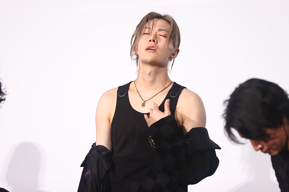 cherrymorolls's tweet photo. okay nakamoto yuta..🫠 https://t.co/qkVZCqh7wZ
