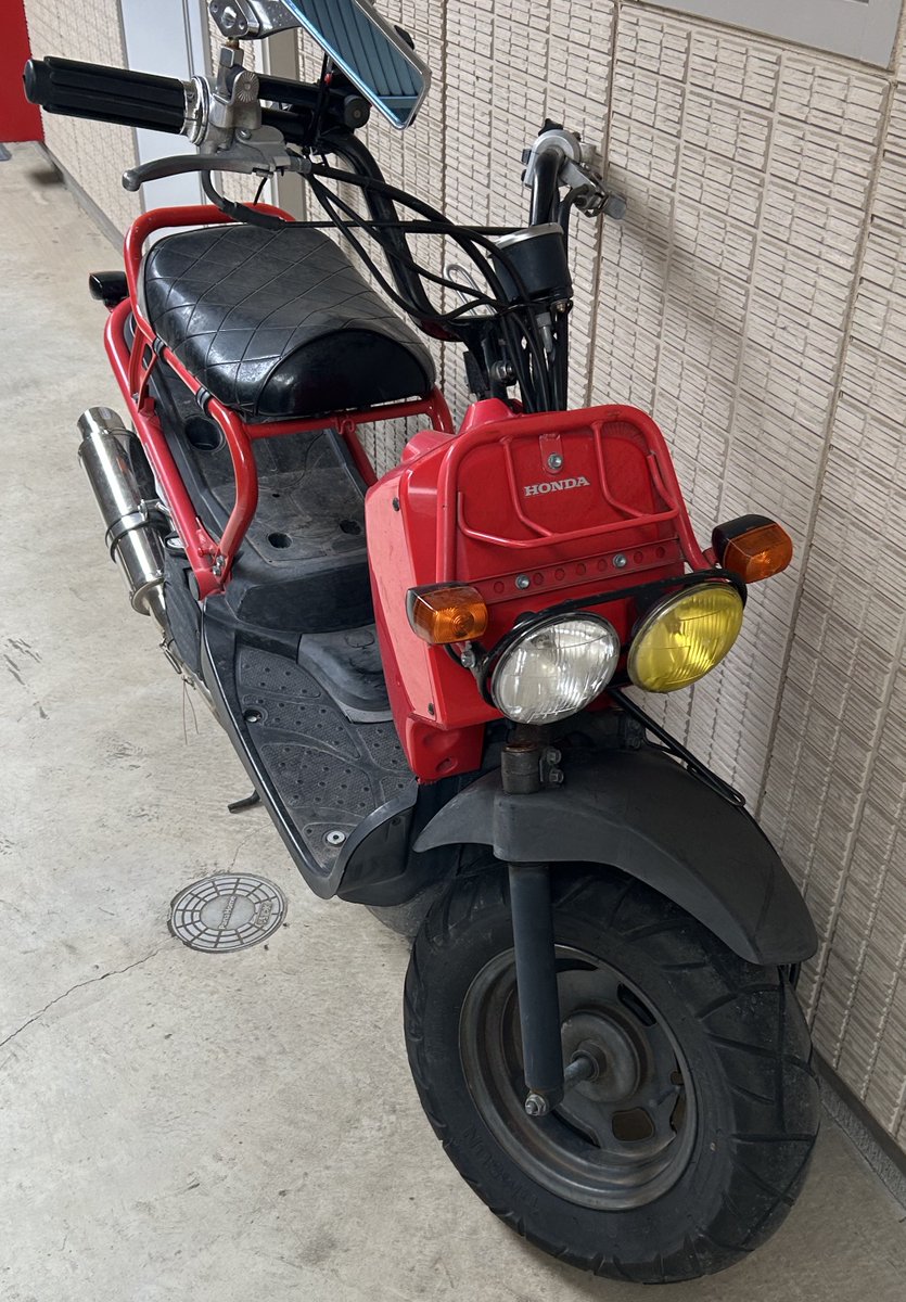 PICCON7's tweet photo. ズーマー売ります
走行距離 13817km 書類有り

買ったものの急遽お金が必要になったので売ります
一度も乗ってないからあんまり良くわからないけどエンジンは問題なくかかって走行もできます
いじろうと思って買った新品部品（4枚目）もみんなつけます
マフラー以外はドノマールです
引き取り限定12万 https://t.co/CTzqcwcrEv