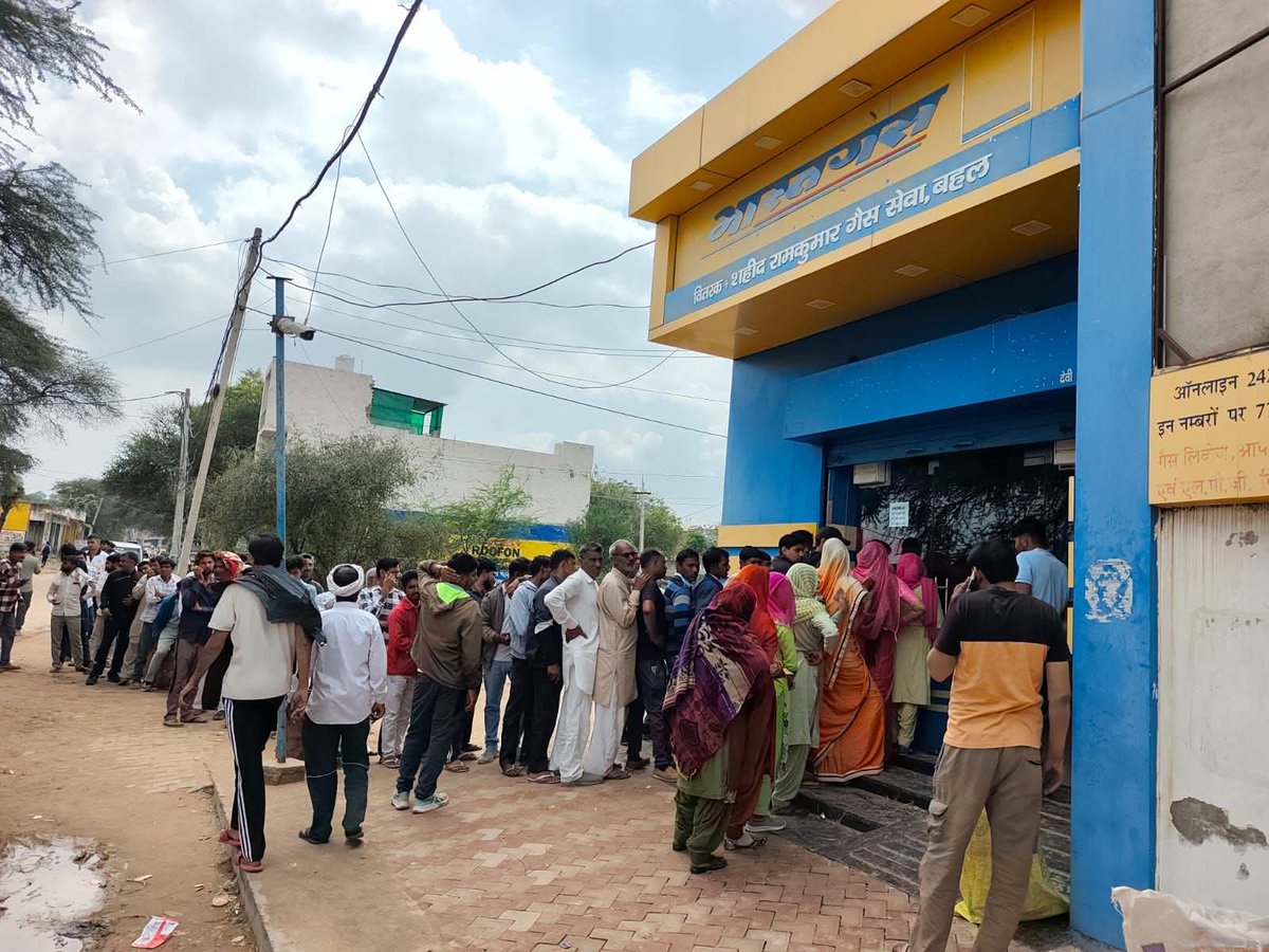 PawanPoonia360's tweet photo. People are suffering as BPCL distributor SAHEED RAM KUMAR GAS SEWA, Behal has stopped doorstep LPG delivery for last 7 days.
People forced to travel ~20 km, carry cylinders risking lives. Chaos at agency,no basic facilities &amp; unfair distribution.
@BPCLimited @MoPNG_eSeva @cmohry https://t.co/88Zid3iRtz