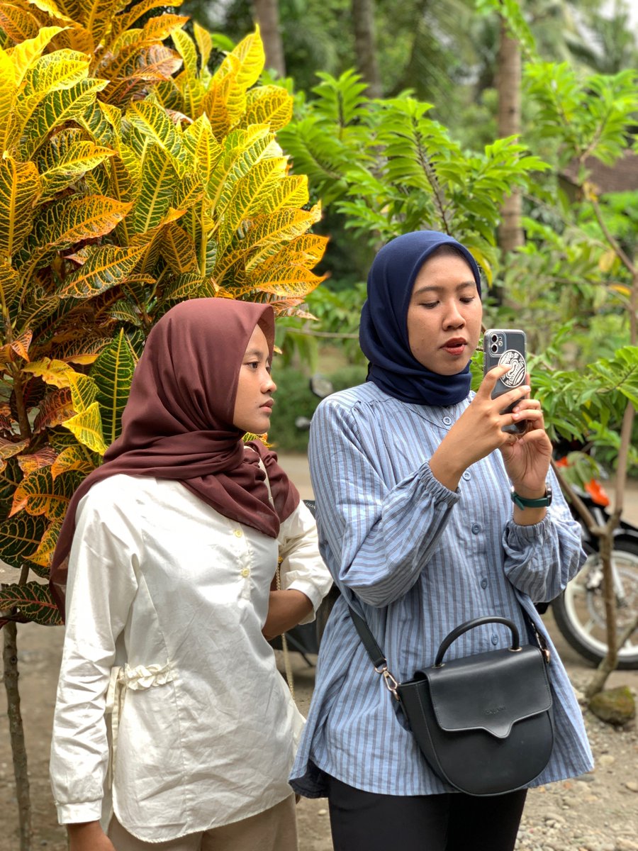 cahyaningmegaaa's tweet photo. sekarang lebarannya beda sama kembaran🌚 https://t.co/GMVp19bCnn