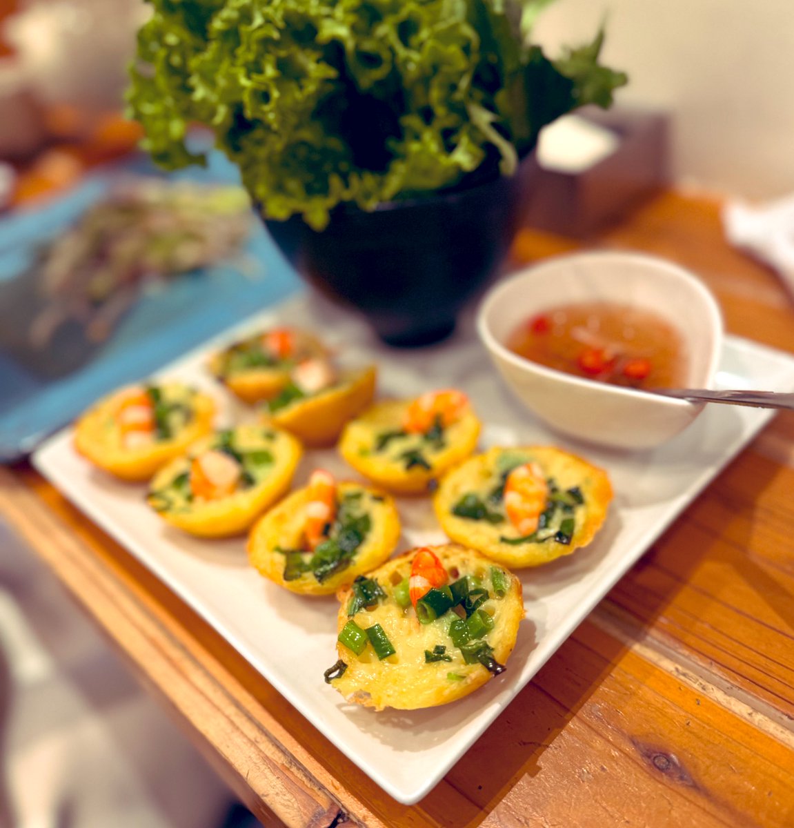 バインコット。ベトナムの揚げたこ焼きみたいなやつ。世界で2番目にうまい。1番はこの店の蒸し春巻き。