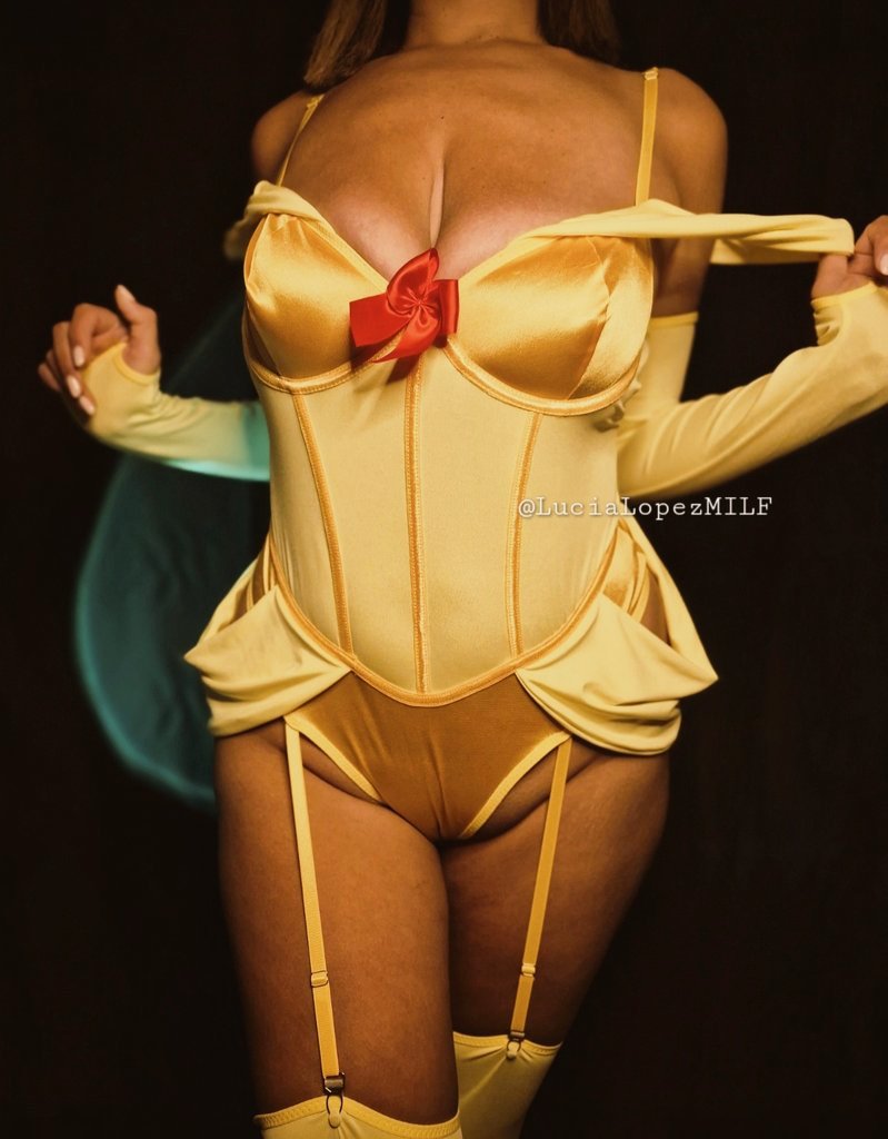 Lucía the MILF tweet media
