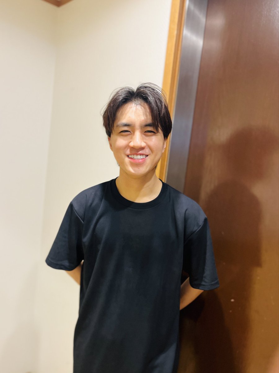 classic_indobu's tweet photo. 牛田智大さんの後期ブラームス@芸劇。
とても自然で、森の奥でブラームスの音符と真剣に黙々と遊んでいる人を見ているかのような時間だった。深く沈んでいくようなパートでは、もう森が暗くなるからそろそろ行こう、と心配になって声をかけたくなる、みたいな感じ？楽しそうだった。
晩年のブラームスはこうという先入観を取り払って、今の牛田さんが感じるこの曲の深みを掘っていってくれたような。
アンコールはショパン。肩の力がぬけていてすごく良い（コンクールの時とは別物）。まるでブラームスのような！…と思ったら、実際ご本人、あえてブラームスのムードそのままで弾くことにしていたそうです