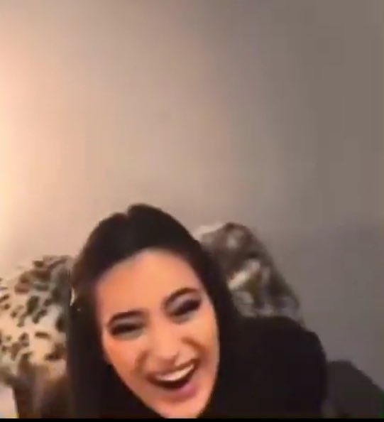 Sultan gibi mutluluğunda sessiz kalanlar, acında en çok konuşanlardır. Çünkü mutluluğuna destek değil, üzüntünle tatmin olurlar.

Bu kız Melek’in hediyeleri bile arkadan küçümseyip kıskanıyordu. Yasini başta sevip, Melek’le olunca bir anda saf değiştirdiler. Melek vermesine