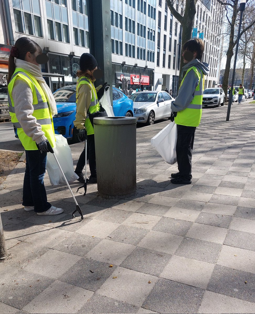AndreaKraljic's tweet photo. Tolle Aktion der japanischen Community hier in Düsseldorf #Immermannstrasse
Kein großes Tam Tam, sondern anpacken, da wo es nötig ist.
Chapeau
#Düsseldorf https://t.co/MXTsMLSArR