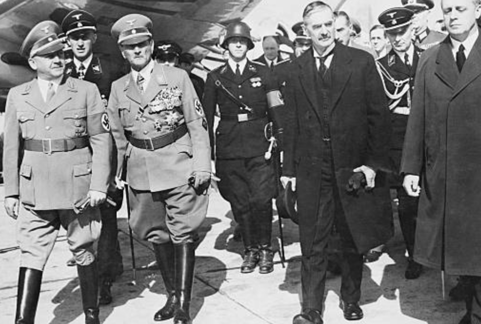 AEichorst47312's tweet photo. British Prime Minister Neville Chamberlain walks alongside German foreign minister Joachim von Ribbentrop and General Franz von Epp as they leave the Munich Airport for the "Four-Power Conference" to ensure a peace in Europe. - 1933
#history #photography #politics #military #knowledgeispower