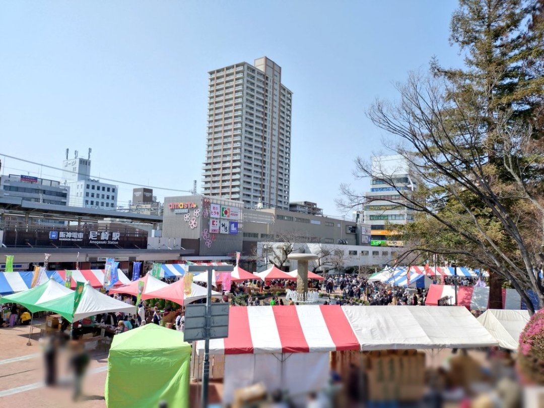 name56s's tweet photo. 阪神尼崎駅前中央公園で明日まで開催中の、徳之島祭り行ってきた🌴

めっちゃ人いっぱいでみんな呑んで盛り上がってて、楽しくて食べすぎた🤣
そして戦利品もたくさん！！！
楽しくて買いすぎた🤣🤣

しばらくは家でも島に思いを馳せながら楽しみます〜！
 #徳之島 #徳之島祭り https://t.co/QVaoiWC37J