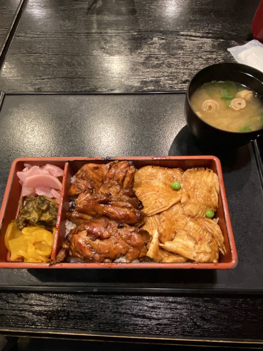 熊谷に来たからには登利平is 絶対！今日こそは鳥めし以外のメニューにしようと思うんだけど結局これに落ち着く。イートインは松でテイクアウト弁当は竹という謎のこだわり。