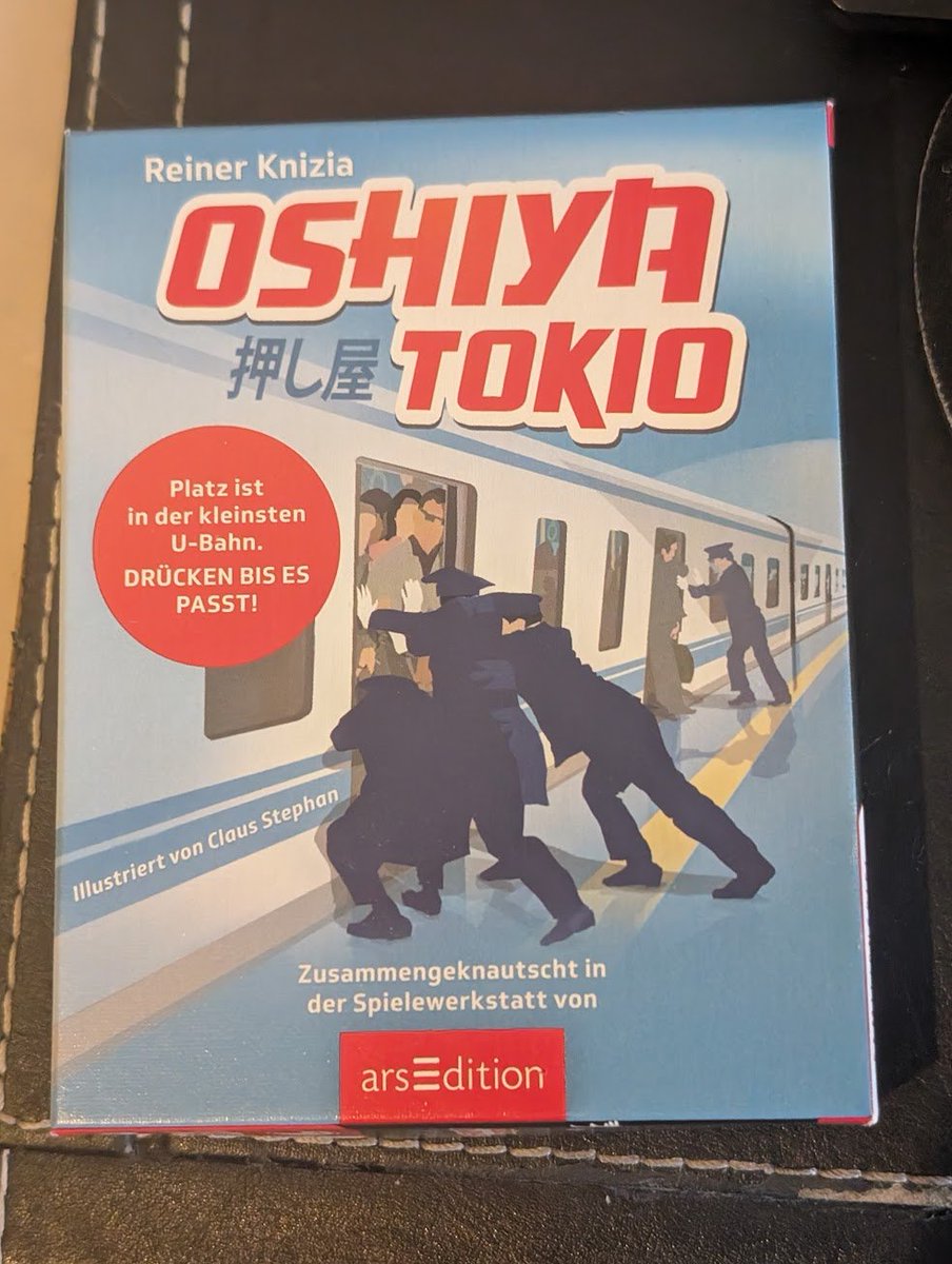 昨日Hannoverの本屋で見かけたどこから突っ込んでいいのかわからないカードゲーム。

…謎すぎるので致し方なく買ってしまった。