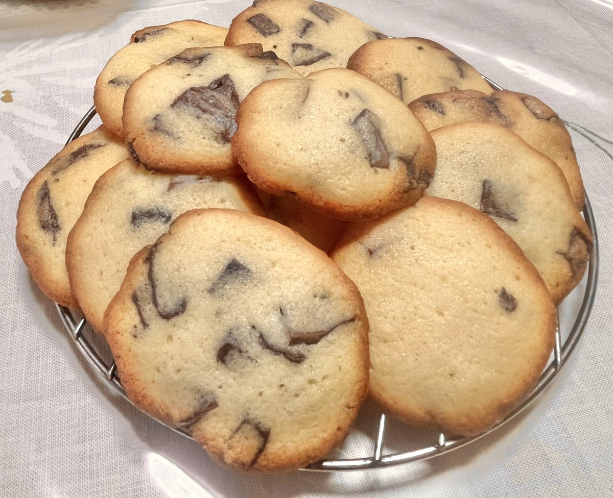 Kaoru_cooking's tweet photo. チョコチップクッキー🍪
サクサクでチョコいっぱいの幸せ(  ´˘`  )
#チョコチップクッキー #お菓子 https://t.co/QwVpGt95tt