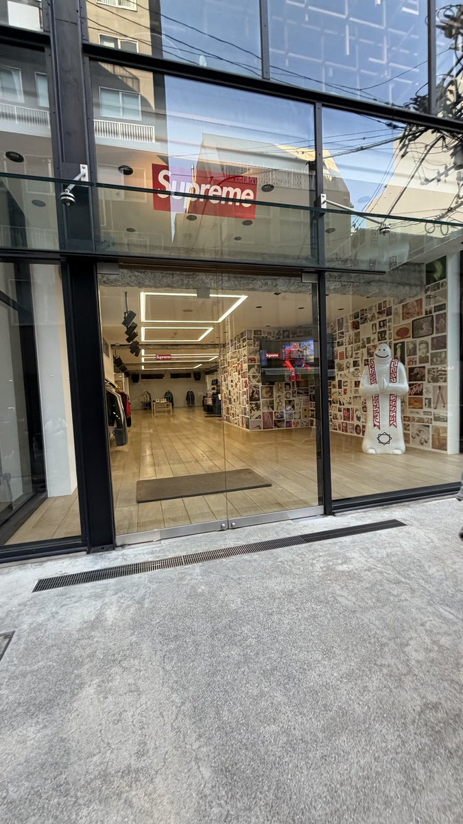 I55I_T's tweet image. Supreme × MM6 26SS Week4店舗抽選に行って来ましたぁ‼︎…😆✨

列の最後尾が分からず…狼狽えながらの並びです‼︎…950人超の並びとなり…W eek4は12時頃の入店です!…お目当てのBox Logoフーディの黒が…購入出来ました‼︎…前回は靴下だけでしたので…とっても嬉しいです‼︎…🥰✨

#Week4