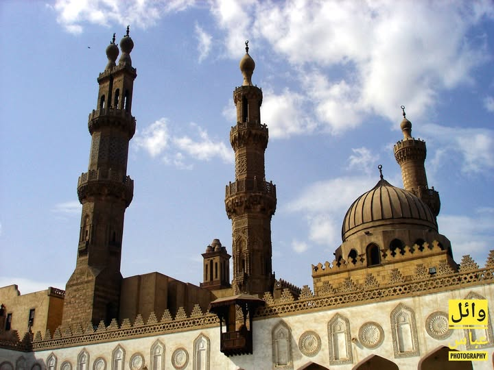 waelabbas's tweet photo. ما هو سر فاطمة ؟؟؟

انا طول عمري معارض
وعمري ما هاطبل للنظام لا في صح ولا في غلط
انا كمان يساري علماني مش متدين
لكن ده ما يمنعش ان الدين جزء من ثقافتي وتكويني
وعمري ما اقول سني وشيعي
وعمري ما اقول على الشيعي مشرك او كافر
وشايف ان اللي بيقول كده انسان مجرم
يستحق عقاب في الدنيا والاخرة
ومن اسباب الكراهية بين المسلمين

اكبر مؤسسة دينية في مصر هي الازهر
وهو مسمى على اسمها
وقد انشيء في العصر الفاطمي
ازهى عصور مصر واكثرها رخاء
لدرجة ان الرحالة ناصر خسرو
وصف محلات المجوهرات بانها كانت بدون ابواب
فقط ستارة يغلقها صاحب المحل ليذهب للصلاة
ده غير وصفه لبيوت المصريين
وكيف ان كان عندهم سواقي وحدائق غناء على اسطح البيوت
وخضع لحكم مصر اراضي لم تخضع لها حتى في عصر الفراعنة
من جزر البحر المتوسط مثل صقلية
حتى الشام وتونس
حتى مكة والمدينة كانتا تحت الحكم المصري الفاطمي
بل ان بغداد حكمها الفاطميون من القاهرة لمدة سنة !
فكيف لنا ان نتنصل من عصر مجيد كهذا
تاثرنا به في لغتنا وعباداتنا وملابسنا ومأكلنا واحتفالاتنا حتى اليوم
فمصر فاطمية باقتدار !
تماما كما هي عربية واسلامية وقبطية وفرعونية !
شاء من شاء وابى من ابى !

الدعاء محل الجدل 
دعاء يستخدم في مصر منذ مئات السنين
لا نستطيع حتى الجزم بأنه بدأ في العصر الفاطمي
وهو موجود عند الشيعة
وموجود عند السنة
وبصرف النظر عن تفسيره عند الشيعة
وهو ان فاطمة من نسلها الائمة بما فيهم المهدي 
وهي وعاء الامامة ومستودع سر الولاية
فهي شخصية دينية وتاريخية وغيبية عند الشيعة

الا ان الامر مختلف عند السنة
ومن يستخدمون الدعاء في الاغلب هم الصوفية والمتصوفة
ويأخذه عنهم العامة
فالسر هو محبة النبي (فاطمة بضعة مني يؤذيها ما يؤذيني)
وانها سيدة نساء اهل الجنة
وانها كاملة انسانيا
والسر الكامن في فاطمة الزهراء من وجهة نظر الصوفية والمتصوفة هو سر عرفاني باطني يتجاوز الظاهر، ويكشف فقط لما يسمى(العارفين بالله). الصوفية لا يرون فيها مجرد شخصية تاريخية أو أم الأئمة مثل الشيعة، بل تجليا إلهيا للحقيقة الروحية الكونية، ومظهرا للأنثى الإلهية.

تعالوا نشوف ما قاله ابن عربي مثلا:
"السلامُ على الجوهرةِ القُدسيَّة في تَعيُّن الإنسية، صورة النفس الكلَّية، جواد العالم العقلية، بِضعة الحقيقة النبوية، مطلع الأنوار العلوية، عين عيون الأسرار الناجية لمحبيها عن النار، ثمرة شجرة اليقين، سيدة نساء العالمين، المعروفة بالقدر والمجهولة بالقبر"

السر الكامن هنا: فاطمة هي "صورة النفس الكلية"، أي المبدأ الأنثوي الخَلّاق في الكون (حواء الحقيقة مقابل آدم الحقيقة الذي هو النبي). 
هي "بضعة الحقيقة النبوية" (جزء من الحقيقة المحمدية)، و"مطلع الأنوار العلوية".
"المعروفة بالقدر والمجهولة بالقبر": هذا قلب السر فمقامها (قدرها) معلوم للعارفين، لكن قبرها (باطنها الحقيقي وسرها المستور) مجهول إلا لمن كشف له. يرمز إلى أن سرها مودع ومخفي، لا يدركه إلا أهل التحقيق عبر الكشف الصوفي.

الصوفية يركزون على الباطن العرفاني (النفس الكلية، الحقيقة المحمدية، المرآة، ليلة القدر)، بينما التفسيرات الشيعية الظاهرية تركز أكثر على الإمامة والمهدي. لكن التصوف يرى التكامل: السر واحد، يكشف حسب مقام السالك. خلاصة عرفانية: السر الكامن في فاطمة هو سر الوجود نفسه – النور المخفي الذي يربط السماء بالأرض، والأنثى بالذكر الإلهي، والظاهر بالباطن. من عرفها حق معرفتها (بالكشف لا بالعقل فقط) أدرك ليلة القدر في قلبه، ونال السر المستودع.

والصوفية ينقلون عن جعفر الصادق قوله عن ليلة القدر: "الليلة فاطمة والقدر الله، فمن عرف فاطمة حق معرفتها فقد أدرك ليلة القدر"

اتمنى الكلام كان سهل ومفهوم
اكتر ناس ها تفهمه القريبين من دواير الطرق الصوفية
ودول اغلبية مسلمين مصر
اللي بيحبوا ال البيت بطبعهم وبيحضروا الموالد والحضرات
واللي يكفرهم بيعمل فتنة في مصر
ويستحق العقاب حقيقي

فاطنة يا فاطنة
يا بت نبينا
افتحي البوابة يا فاطنة
ده ابوكي داعينا

وافرحي يا حليمة
افرحي يا حليمة
لما جاكي سيدنا النبي ومد الغنيمة

يا فاطنة يا فاطنة
وعلى باب المدينة
ابو بكر جايب النبي
راكب الهجينة

رايحة فين يا حاجة 
يام الشال سماوي
رايحة ازور النبي محمد
وارجع عالقناوي

يا كعبة الله وحشني الراحة ليكي
سايقة عليكي النبي وابو حمزة وابو طالب
تحني علينا بالصلاة فيكي

من اغاني الحجاج المصريين
مش ها تلاقي عند حد هذا الدمج بين محبة ال البيت ومحبة الصحابة
ومحبة الاولياء
فاطمة وابو بكر في نفس الوقت وكمان القناوي
محبة بس
لا كراهية ولا تفريق