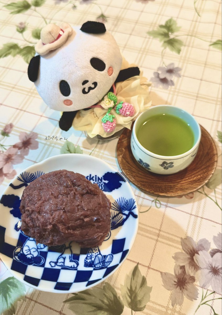 poupee_chan's tweet photo. ぼたもち食べたよ♪
甘さ控えめのあんこたっぷりでホッとする味〜☺️🍵 https://t.co/0WpEKJChoX