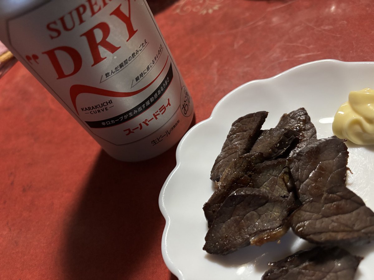 hiro__tm's tweet photo. 干し肉もらったー！
ビールもあった方がさらにおいしいやろ！ってスーパードライも一緒に…
下戸なのに良く分かってるおじさん最高！！ https://t.co/1uBvQG1UAC