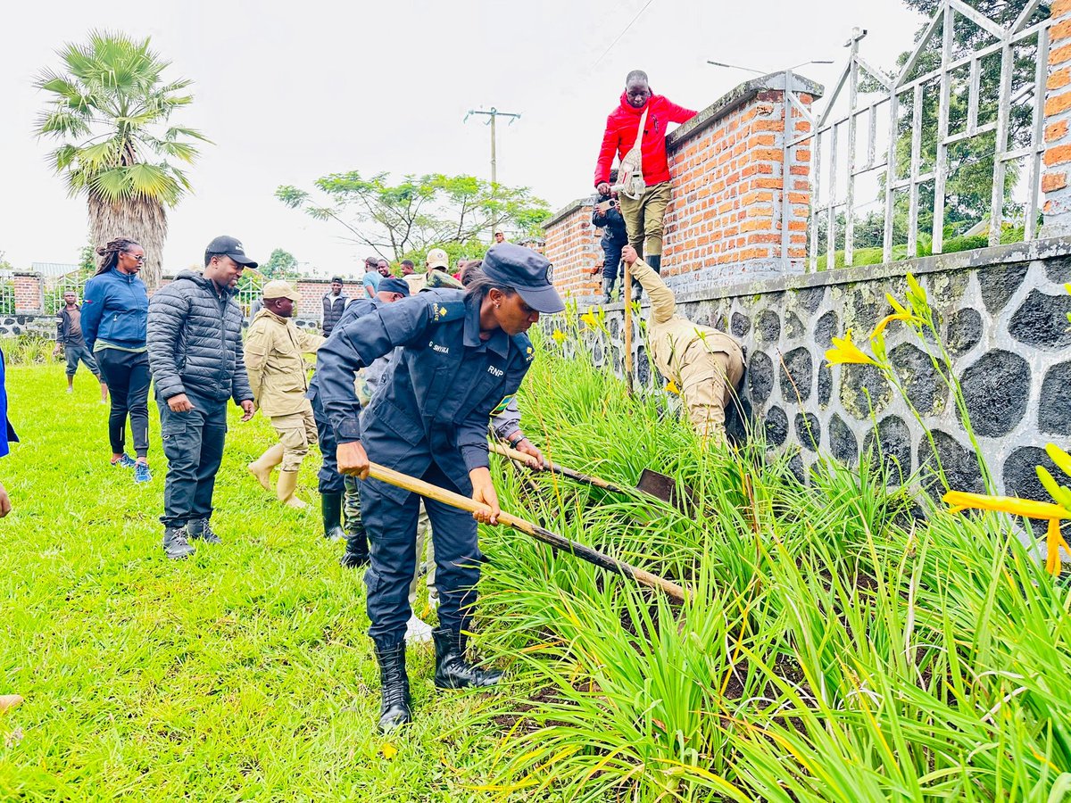 Mu bitabiriye uyu muganda w'Urubyiruko harimo Ubuyobozi bwa <a href="/Ibuka_Musanze/">IBUKA MUSANZE DISTRICT</a> burangajwe imbere na Bwana Twizere Rusisiro Festus, Umuyobozi wa <a href="/Rwandapolice/">Rwanda National Police</a> mu Karere SSP James Bagabo, Intumwa za @RCS_Rwanda/Musanze, Abagize Inama y'Igihugu y'Urubyiruko (<a href="/MusanzeYouth/">National Youth Council-Musanze District</a>) n'abandi.
