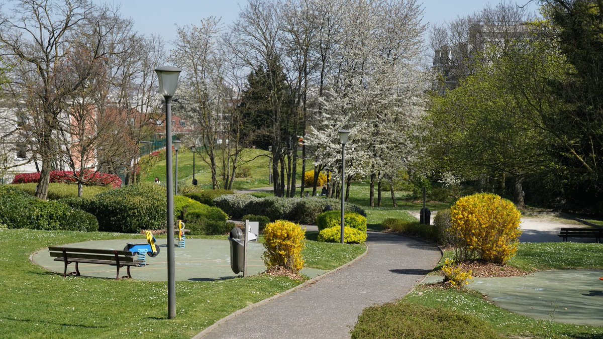 AzzazNadege's tweet image. ☀️🌱🌳🌸🌺 C’est (enfin!) le Printemps à #Châtillon!
Profitez des jours qui rallongent, de l’ensoleillement et des magnifiques espaces verts et parcs de notre ville entretenus avec ♥️ par nos formidables jardiniers!