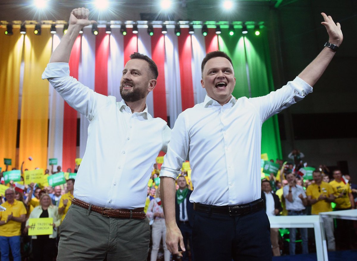 DawidWildstein's tweet photo. Chciałem napisać o tym, jak obrzydliwą rolę pełni dziś Kosiniak Kamysz. Jak Tusk zrobił z niego ścierkę, którą wyciera swoje brudy, bezprawie, łamanie konstytucji.

I że, tak czysto po ludzku, dodatkowo Kosiniak jest po prostu paskudny. W końcu jest dziś najwierniejszym lokajem typa, który zrobił to, co zrobił z Hołownią. Który nasłał najgorszy syf medialny i giertychowe farmy trolli, żeby, za pomocą informacji odo służb, gn#ili rodzinę Hołowni, robili z niego wariata, wylewali szambo i hejt 24h na dobę.

A Hołownia to jednak współpracownik, polityczny kompan, człowiek, dzięki któremu Kosiniak dostał sie do Sejmu...

I wtedy coś mnie tknęło.
Przeciez to właśnie też po to Tusk zorganizował ten koszmar Hołowni. Żeby sterroryzować resztę. Żeby wiedzieli, co ich czeka, jeśli chociaż mrukną coś na to bezprawie, jeden gest wykonają nie po myśli Umiłowanego Przywódcy...

A wszyscy wiemy, jak tak naprawde slabym, miękkim człowiekiem jest Kosiniak. Inna sprawa, że facet daje gęby do takiego Bezprawia, że może się to skończyć dla niego źle. 
Ciekawe, jakie służby dały info o Kosiniaku Uśmiechniętemu Premierowi, że Kosiniak w to brnie, że aż tak się boi?

I "fajnie", że żyjemy w państwie zarządzanym prowokacjami, szantażami i tego typu gangsterką polityczną

Z jednej strony więc mi go żal... z drugiej naprawdę mu współczuję.
A nauczka z tego prosta, moi drodzy.

Nigdy nie zadawajcie sie z gangsterami, nie ufajcie im, bo zrobią wasvtak, jak Tusk Kosiniaka i Holownię.

PS: algorytmy czesto tną zasięgi moich wpisów. Jeśli ten post wydaje Ci się ważny - proszę, podaj go dalej.