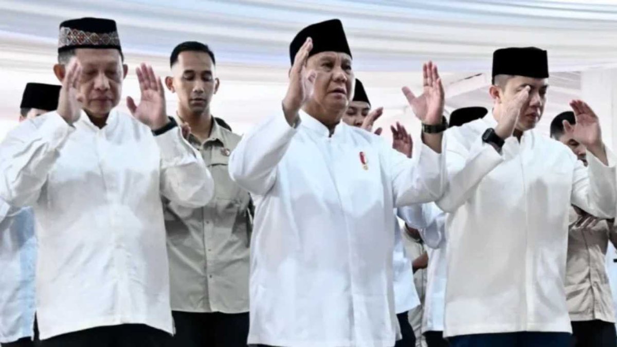 lampungkitaid's tweet photo. Presiden Prabowo Salat Idulfitri Bersama Korban Bencana di Aceh Tamiang https://t.co/kkDJYgsDCU https://t.co/a81GGu623e