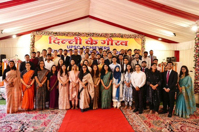 IndiaNewsUP_UK's tweet image. दिल्ली: UPSC परीक्षा में सफल अभ्यर्थियों से मिलीं CM, सीएम जनसेवा सदन में कार्यक्रम का आयोजन, रेखा गुप्ता ने अभ्यर्थियों को सम्मानित किया  #Delhi #UPSC #SuccessStories #RekhaGupta

@gupta_rekha