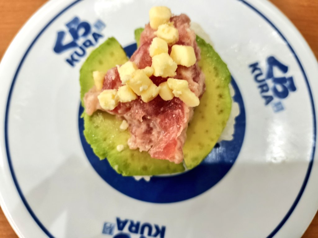 くら寿司に来た
ちょっと見た目はアレだけどまぐろアボカドチーズがうまい