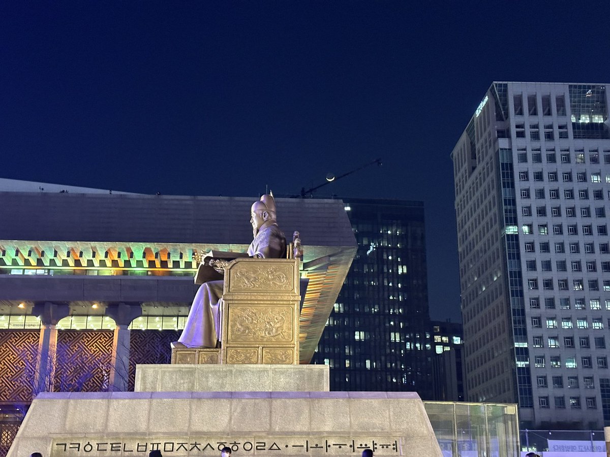 bloomngdream's tweet photo. Next to my King Sejong statue buddy 💜 and the moon https://t.co/SuUYHagfnD