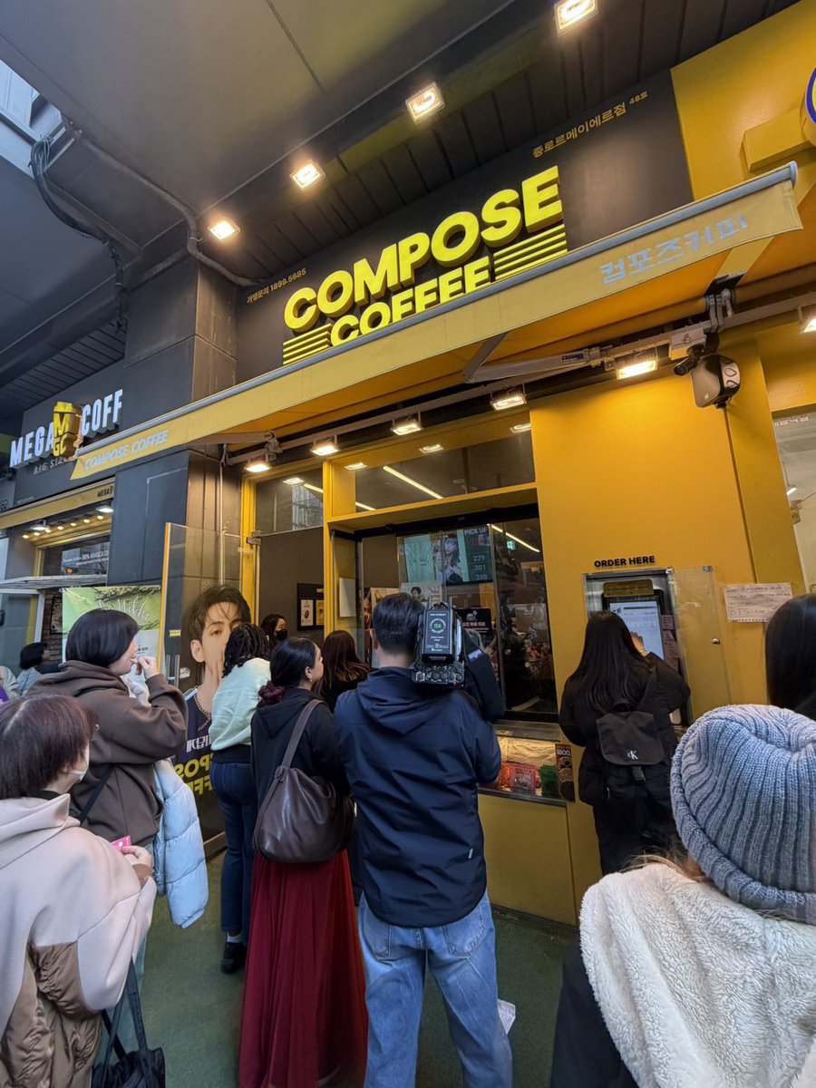 the crowd at Compose Coffee 😹💜