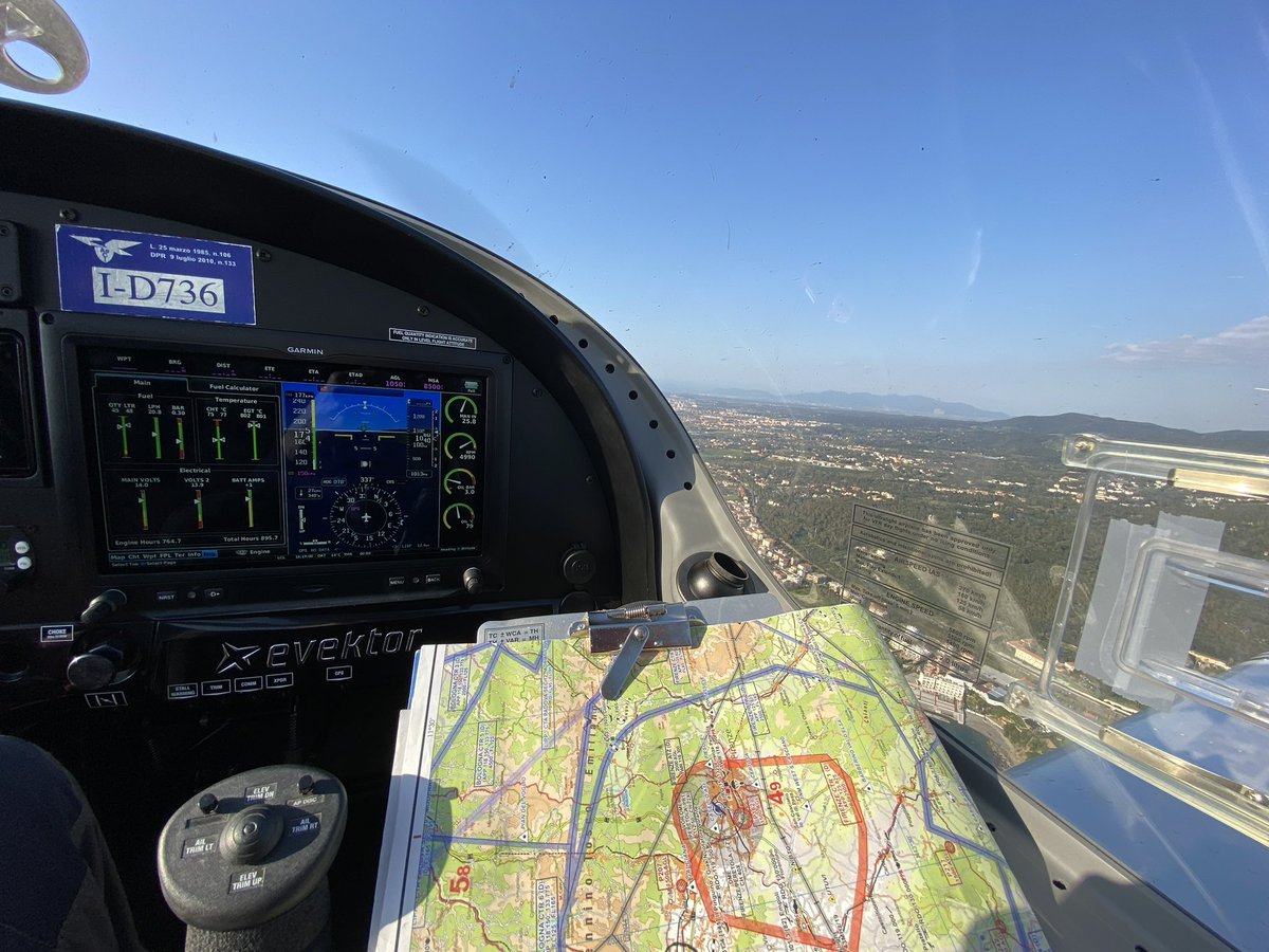 ZattiAlex's tweet image. "Break the routine," says therapist.  
Me: breaking it at 8500 feet instead 😂✈️

#PilotLife #AviationLovers #MapSkills #CloudSurfing #AerialViews #WeekendFlight #AvGeek #AboveTheWorld #VFRLife