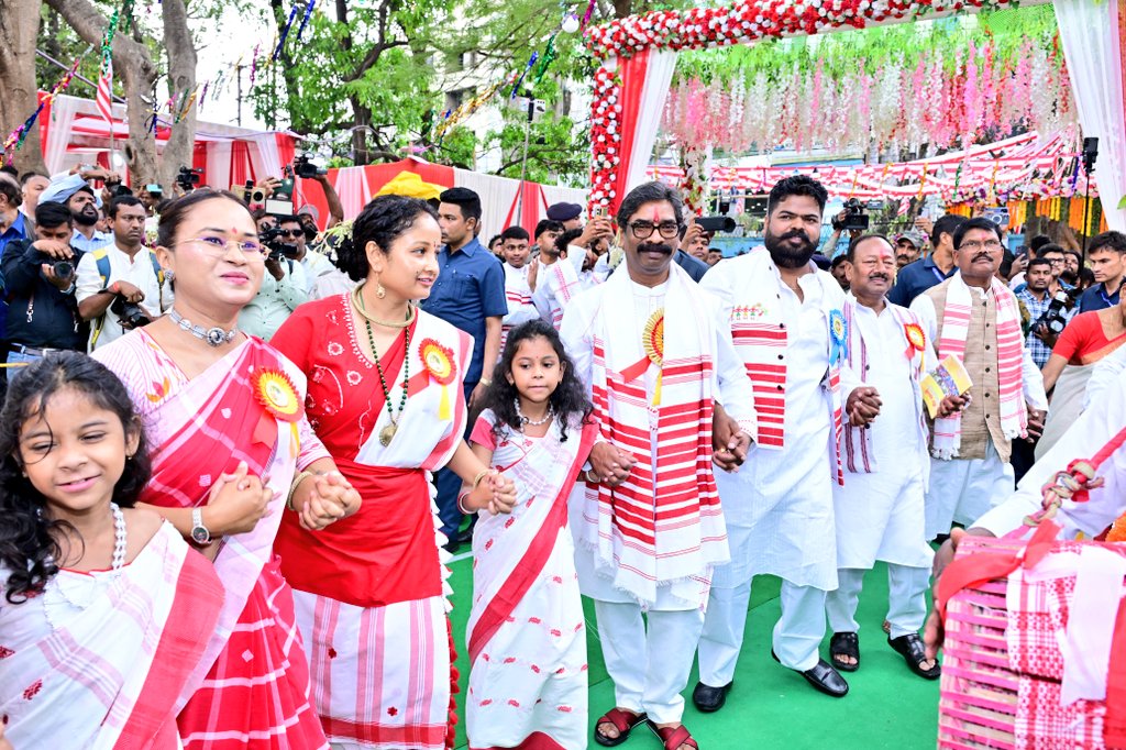 प्रकृति पर्व सरहुल के पावन अवसर पर आयोजित इस पूजा-अनुष्ठान और महोत्सव के अवसर पर, मैं आप सभी का इस ऐतिहासिक धरोहर पर हार्दिक अभिनंदन, स्वागत और जोहार करता हूँ।
मैं विशेष रूप से यहाँ उपस्थित सभी पाहन तथा सभी सामाजिक अगुवाओं का हृदय से आभार व्यक्त करता हूँ। आप सभी ने अपनी परंपरा और