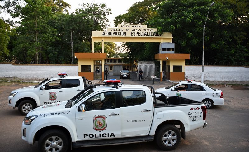 SantiRavidlasPy's tweet photo. 🔙 Un día como hoy, pero del 2020, #Ronaldinho cumplía 40 años y lo hacía en una celda de un centro de detención de Asunción, #Paraguay 🇵🇾

🤙🏾 O Bruxo 🌟🇧🇷 nunca perdió la sonrisa, a pesar de estar en el momento más oscuro de su vida. 

⚽️ #Dinho #R10 @10Ronaldinho https://t.co/ZG2B8EciDM