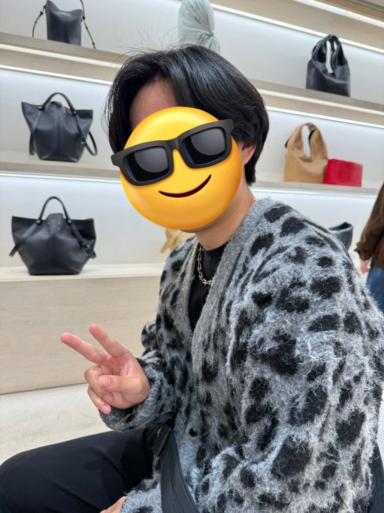 Hamatical's tweet photo. のぶしと家系二郎ハシゴしてきた
のぶしのマルジェラの財布を買う時に撮った写真がガチでベスト過ぎた
マジで楽しかった〜 https://t.co/8KzWN5kPow