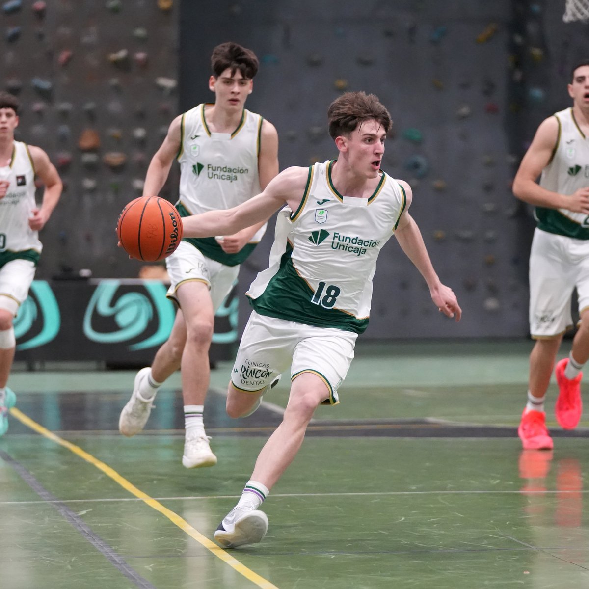 CanteraUnicajaC's tweet photo. 🏀 Hoy el Unicaja Júnior Masculino disputa la gran final del #CADEBAJUNMASC26
🆚 @BaseFCBG
⌚️ 12:30 horas
📺 https://t.co/zAtMfNJEX5
➡️ Semana dedicada a #VertigoEstate
💚💜#ADNGuindos @FundUnicaja @UnicajaBanco @FAB_Andaluza https://t.co/lFvCVFMkjk