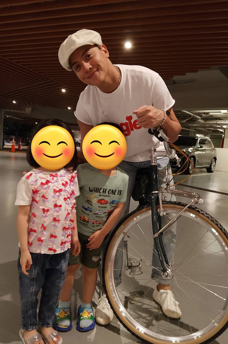 blairwaldorfs_'s tweet photo. hello boy who is also in white 🥰🤓 https://t.co/XFJKPzjDYs