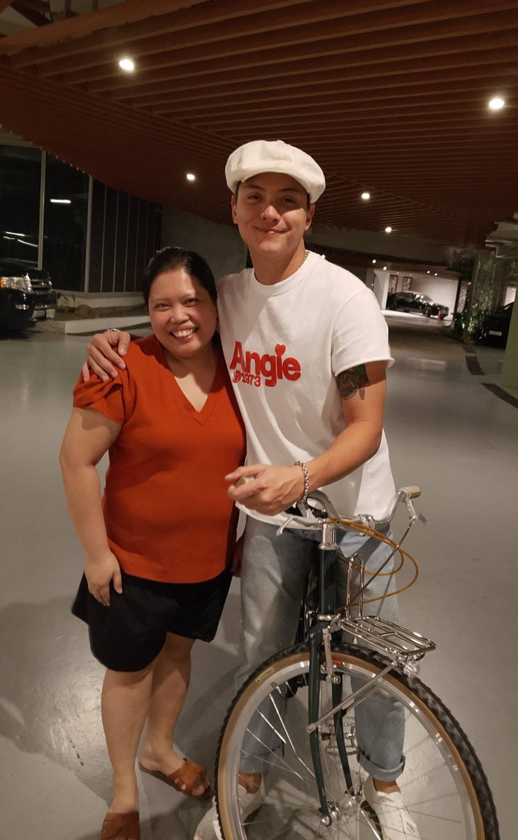 blairwaldorfs_'s tweet photo. hello boy who is also in white 🥰🤓 https://t.co/XFJKPzjDYs