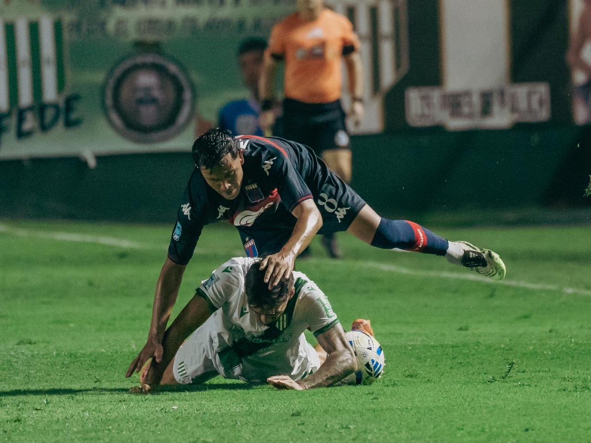 Triunfazo de Banfield en casa ante Tigre

Banfield logró una victoria clave como local frente a Tigre en un partido intenso, de ida y vuelta, que lo mantiene con vida tanto en la lucha por el descenso como en la ilusión de meterse en zona de clasificación.