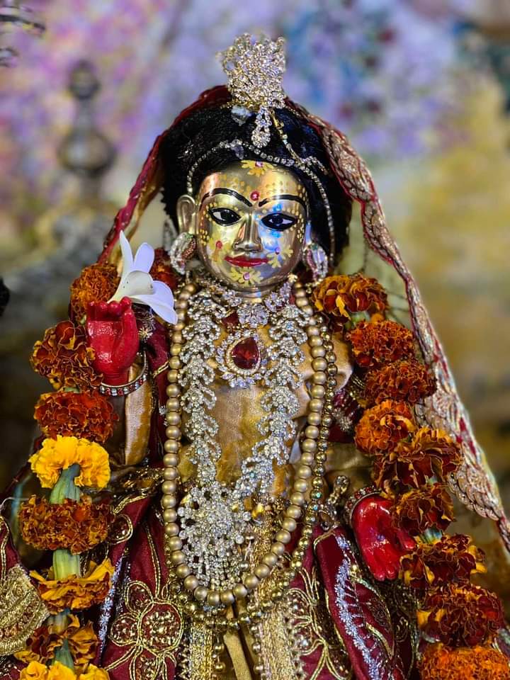 It is impossible to hide all my sins from you.
But please accept what is before me now.
which is my heart in reverence, unto Your lotus feet❣️
🙏Jay Jay Shri Radhe🙏
