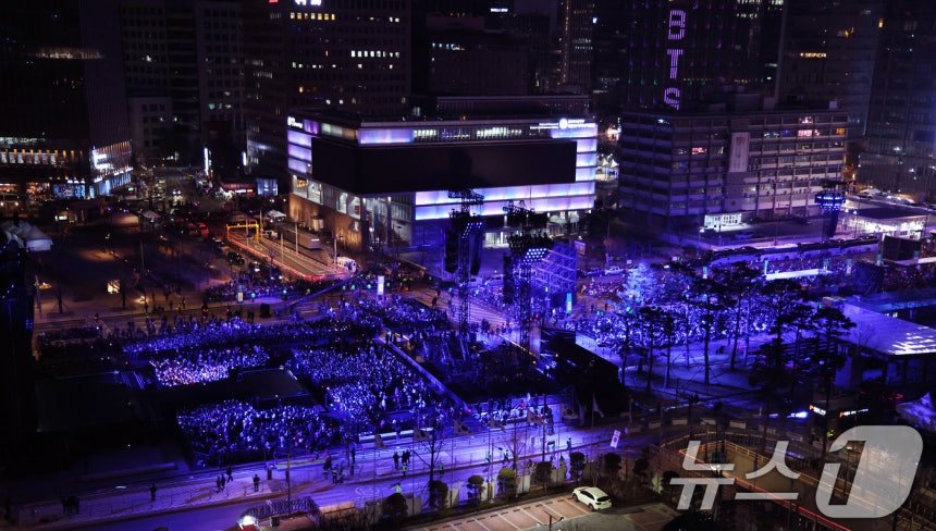BTSxBRAZIL's tweet photo. 💜 A praça Gwanghwamun está toda roxa! 🥹💜

BTS THE COMEBACK LIVE 
BTS LIVE ON NETFLIX 
#BTSLive        
#BTSLiveOnNetflix https://t.co/ERMoey1BSE