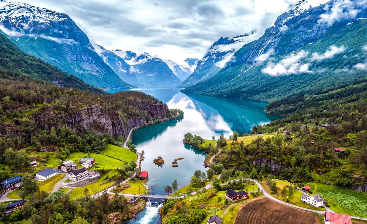 Lykten_no's tweet image. En nasjon er folket. Folket er nasjonen. 

Vi er ikke lenger en nasjon med et folk. Vi er en nasjon med mange forskjellige folk. 

Historisk sett har slike nasjoner aldri overlevd. Ikke bare det, de har gått til grunn i blod og flammer.

Den eneste løsningen er #remigrasjon