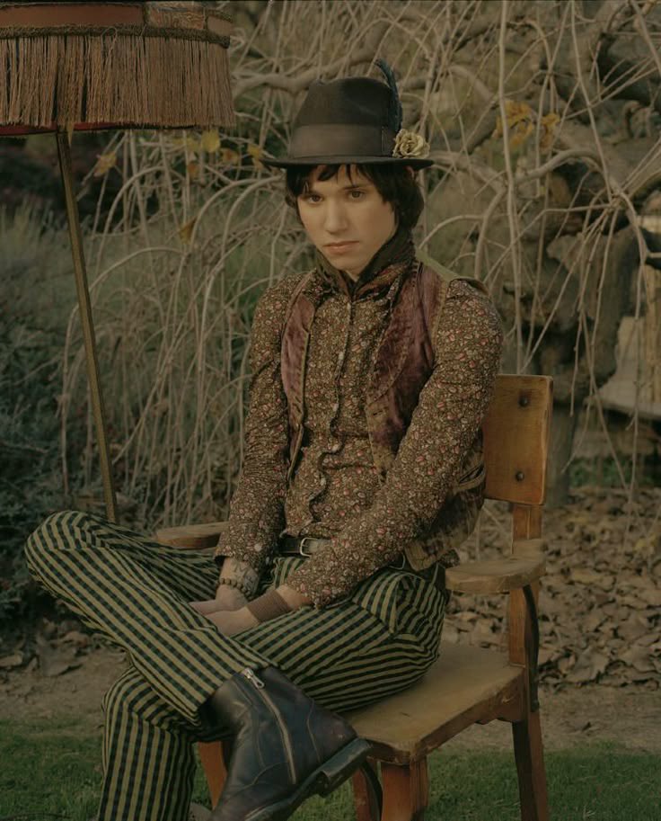 oddly specific ryan ross ✴︎˚｡⋆ tweet media