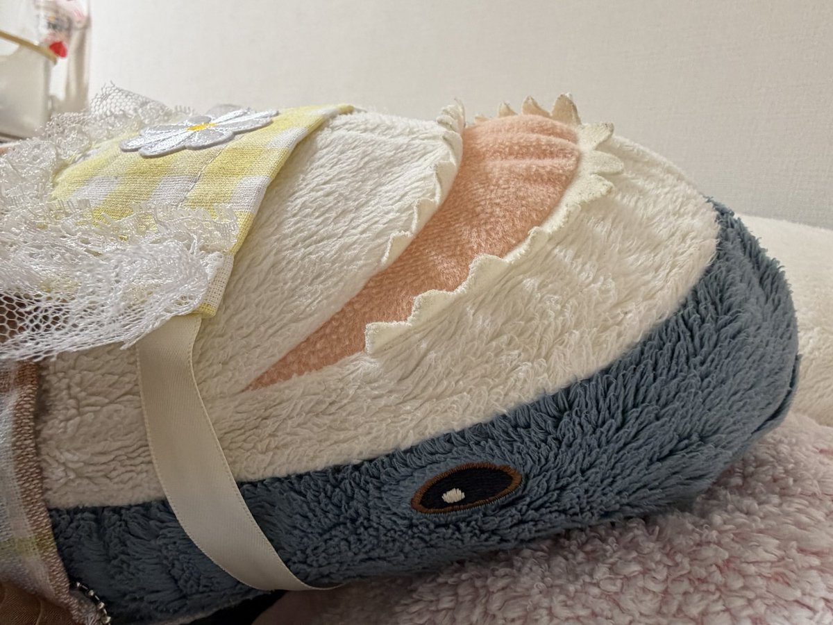 migapatch's tweet image. 朝起きたときに
このお顔とお口が
目の前にある幸せを
噛み締めるのでパッチ🦈💖ｸﾞﾊﾊﾊﾊ
#IKEAサメ #IKEAshark #blahaj