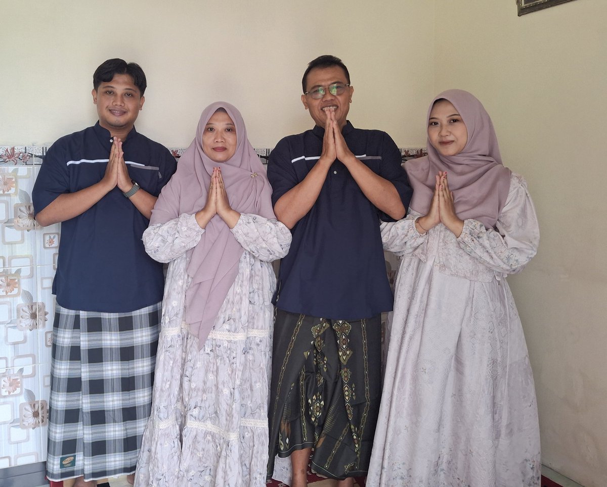 abdaz12_'s tweet photo. Saya ucapkan 
نَعَمْ
تَقَبْلَ اللَّهُ مِنَا وَمِنكُم 🙏

Lebaran - kumpul keluarga - langsung cus berangkat kerja 🫠😆 https://t.co/c7HRvfQINy