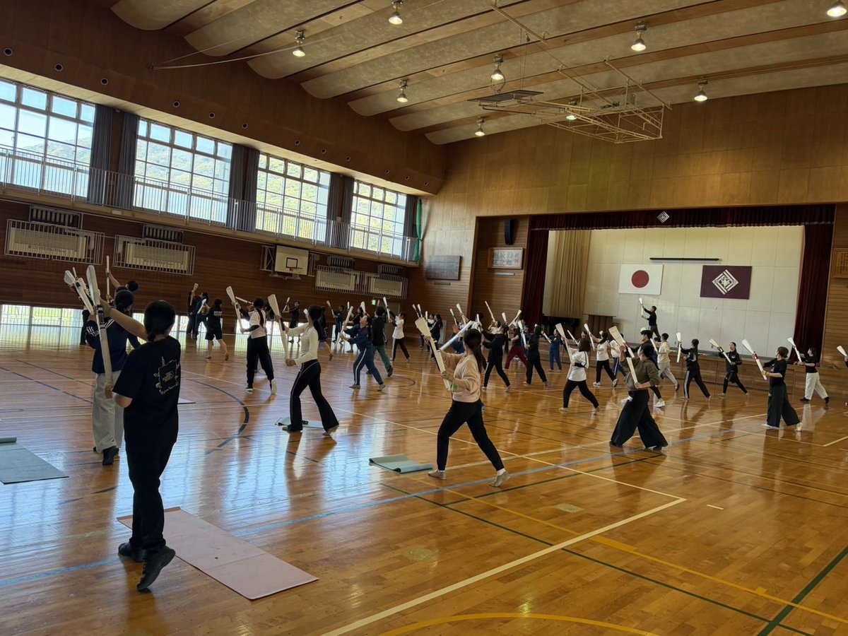 kyushu_jmba's tweet image. 本日、九州カラーガードワークショップを開催🚩
各県から定員を超える参加者で最高に熱い一日に🔥充実したスキルアップの場に
県を越えた仲間との出会いもワークショップならではの醍醐味✨
参加してくれた皆さま、ありがとうございました
#ColorGuard #九州 #JMBA  #カラーガード #フラッグ #ライフル