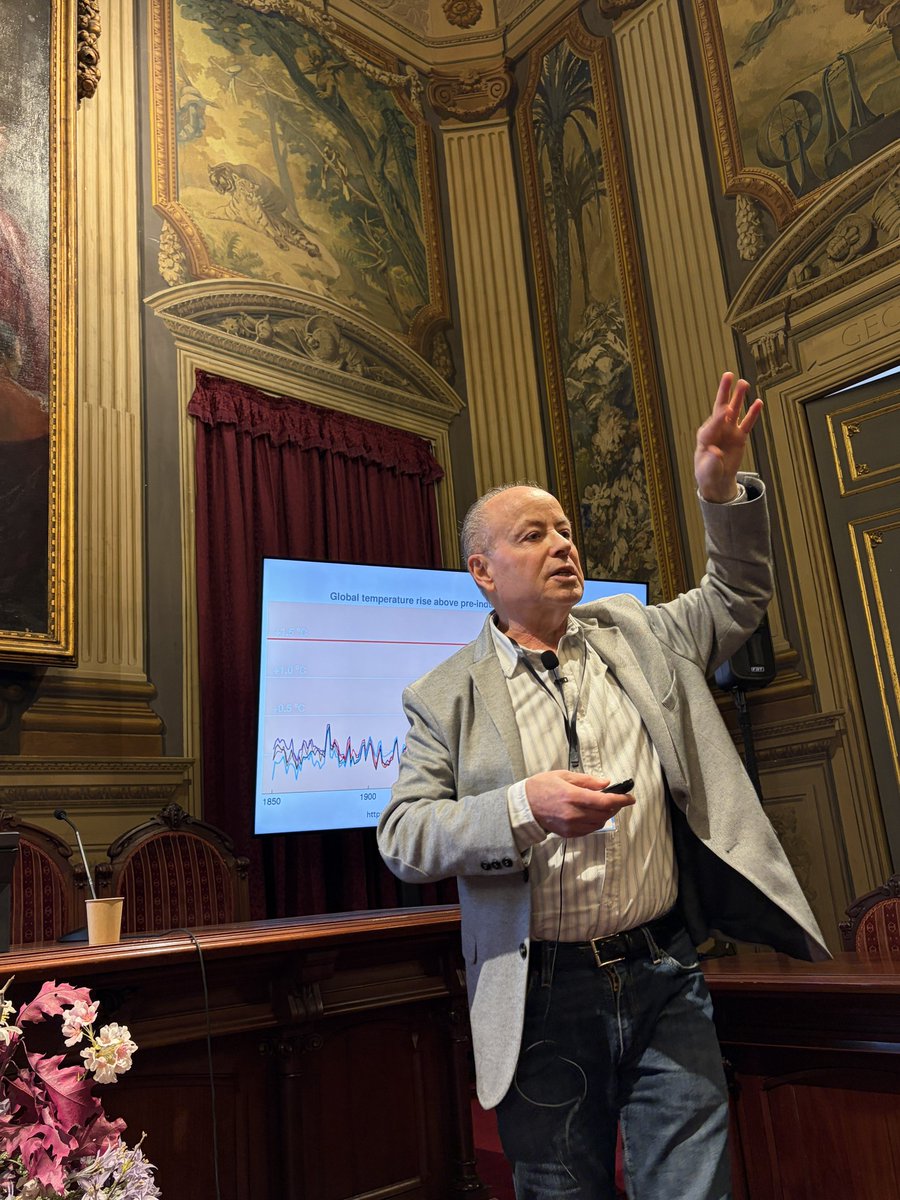 ACOMmeteo's tweet photo. 🏫 Javier Martín Vide, catedràtic de la UB i director de l’Observatori Fabra, fa una ponència sobre les adaptacions urbanes als excessos de calor. https://t.co/r2N9LZOltK