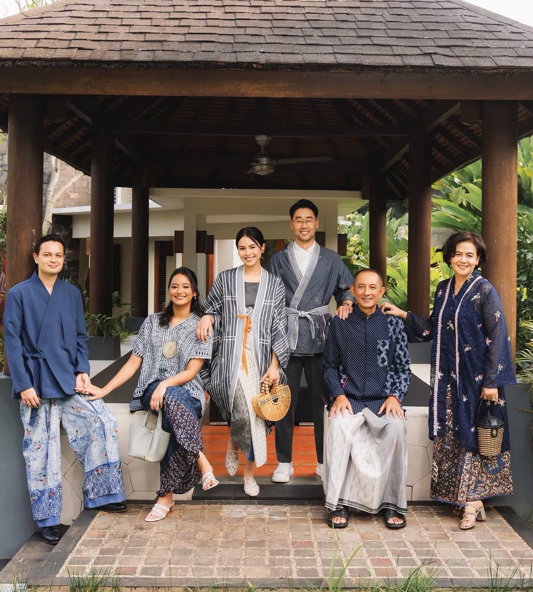 #LebaranArtis 2026
Keluarga Perahu Kertas

Ini kan yang netizen tunggu tiap tahunnya? Maudy Ayunda!
Tahun ini, keluarga mereka mengangkat tema Pesona Asia Timur.
Dengan dominasi outer kimono Jepang, suami Korea, dan warna biru porselen Cina, momen Lebarannya sungguh folk abis.