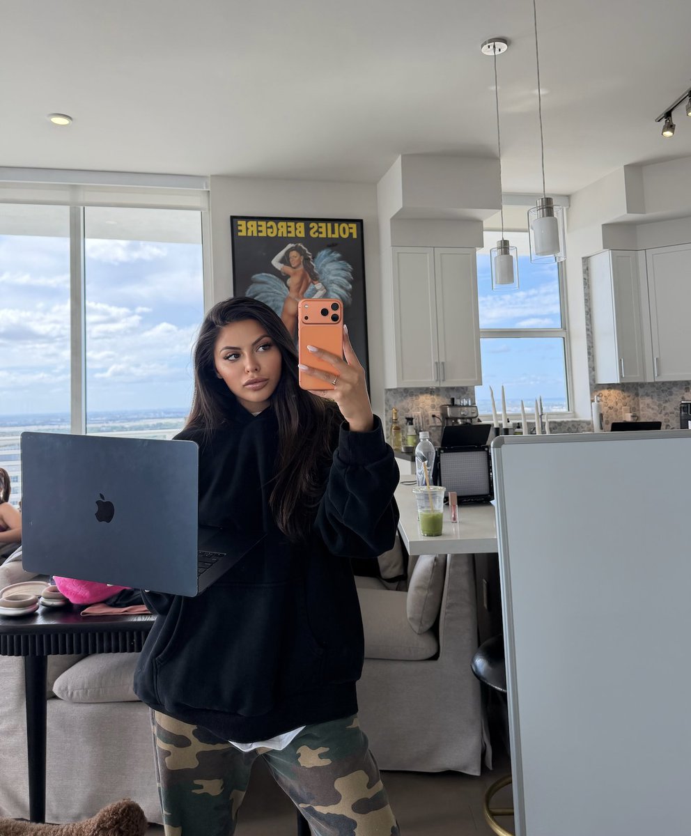 kingkaitlen's tweet photo. been working overtime these days #femaleceo https://t.co/tKpbBcUEKR