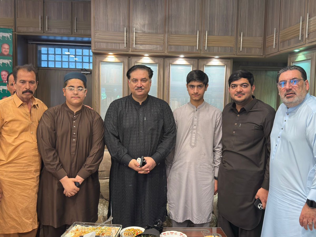 سابق وفاقی وزیر انجینئر خرم دستگیر خان اور صوبائی ہیڈ سوشل میڈیا ٹیم کاشف صابر خان سے عید کے موقع پر عبدالباسط بٹ، عبداللہ بٹ، عبدالہادی عمر بٹ اور عیسی ابوبکر بٹ کی ملاقات۔ اس موقع پر ہمراہ صدر یوسی 1 رانا اعجاز اور دیگر اکابرین موجود تھے۔

<a href="/kdastgirkhan/">Engr. Khurram Dastgir-Khan (HI)</a> <a href="/KashifSabir/">𝙆𝙖𝙨𝙝𝙞𝙛 𝙎𝙖𝙗𝙞𝙧 𝙆𝙝𝙖𝙣</a>