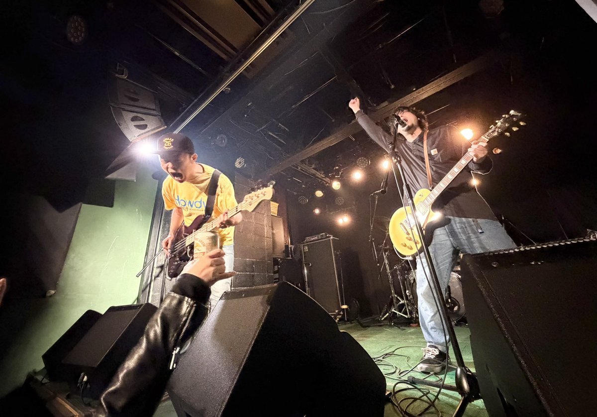 garuzow's tweet image. 大阪入りして、ギターのヨダがメインでやってるバンドのライブへ。いい。ライブ前日にライブを観るのって本当にいい。やりたくなるし刺激をもらえるし、メリットしかねぇ。それではアメ村に移動して挨拶まわりしてきます🤘

＃AGEOFKID ＃DAZEBAND ＃トンマを探せ